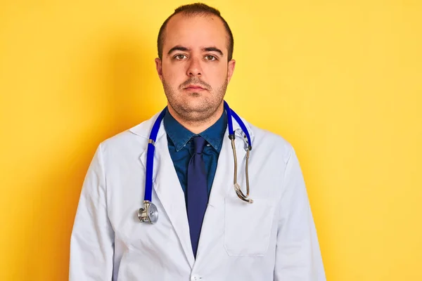 Joven Doctor Vistiendo Abrigo Estetoscopio Pie Sobre Fondo Amarillo Aislado —  Fotos de Stock