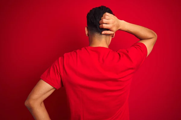 Jonge Braziliaanse Man Draagt Shirt Staande Geïsoleerde Rode Achtergrond Achteruit — Stockfoto