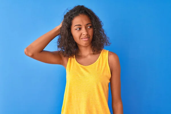 Jeune Femme Brésilienne Portant Shirt Jaune Debout Sur Fond Bleu — Photo