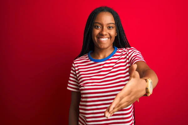 Joven Mujer Afroamericana Vistiendo Camiseta Rayas Pie Sobre Fondo Rojo —  Fotos de Stock