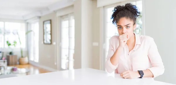 Ampio Angolo Bella Donna Afro Americana Con Capelli Afro Sensazione — Foto Stock