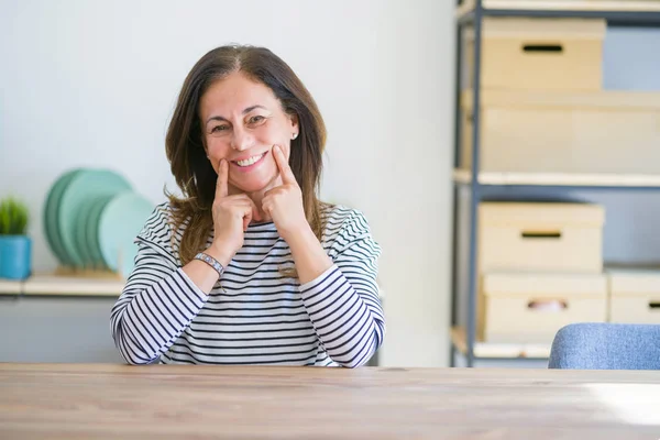 Seniorin Mittleren Alters Sitzt Hause Tisch Und Lächelt Mit Offenem — Stockfoto