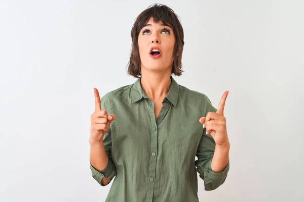 Jovem Mulher Bonita Vestindo Camisa Casual Verde Sobre Fundo Branco — Fotografia de Stock