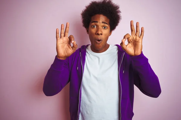 孤立したピンクの背景の上に立つ紫色のスウェットシャツを着た若いアフリカ系アメリカ人男性は 指でOk承認記号をやって驚き ショックを受けました クレイジー表現 — ストック写真