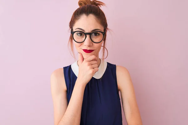 Mujer Pelirroja Con Coleta Con Vestido Elegante Gafas Sobre Fondo —  Fotos de Stock