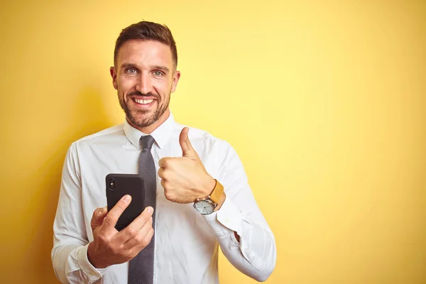 Giovane Uomo Affari Bello Utilizzando Smartphone Sfondo Giallo Isolato Felice — Foto Stock