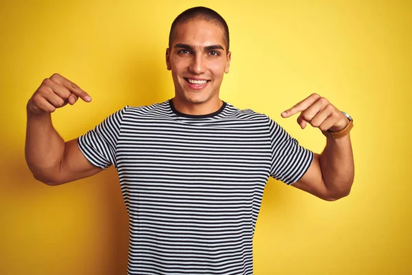 Jonge Knappe Man Dragen Gestreepte Shirt Gele Geïsoleerde Achtergrond Zoek — Stockfoto