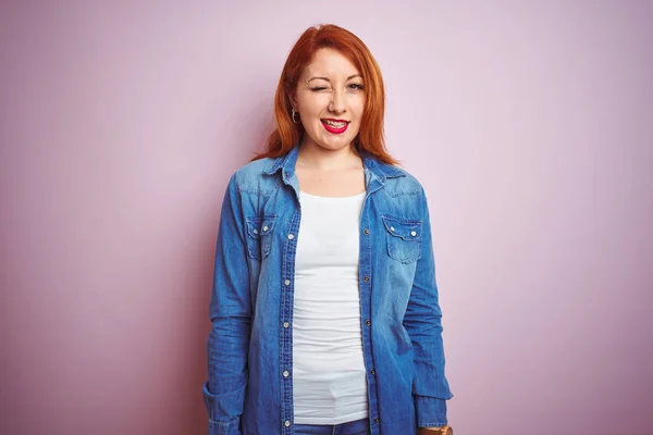 Youg Hermosa Pelirroja Con Camisa Mezclilla Pie Sobre Fondo Rosa — Foto de Stock