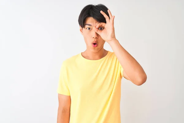 Homem Chinês Vestindo Shirt Casual Amarelo Sobre Fundo Branco Isolado — Fotografia de Stock