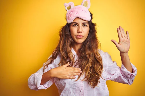 Mujer Joven Con Pijama Máscara Dormir Pie Sobre Fondo Aislado — Foto de Stock