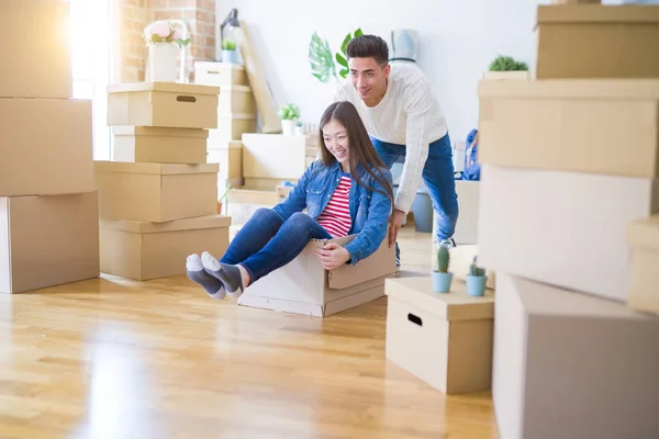 Divertida Pareja Asiática Divirtiéndose Cabalgando Dentro Una Caja Cartón Sonriendo — Foto de Stock