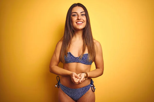 Joven Hermosa Mujer Vacaciones Con Bikini Pie Sobre Fondo Amarillo —  Fotos de Stock