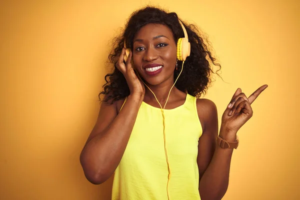 African American Woman Listening Music Using Headphones Isolated Yellow Background — Stock Photo, Image