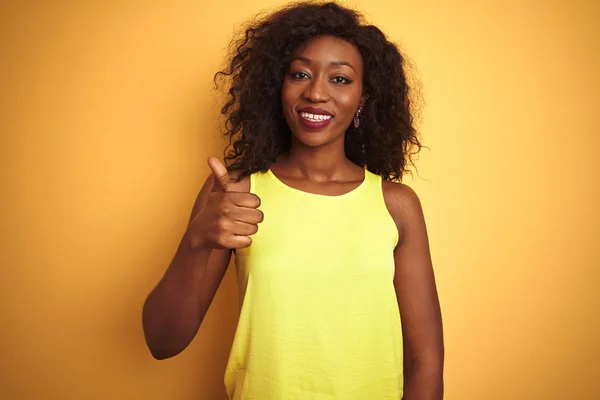 Mujer Afroamericana Joven Con Camiseta Pie Sobre Fondo Amarillo Aislado —  Fotos de Stock