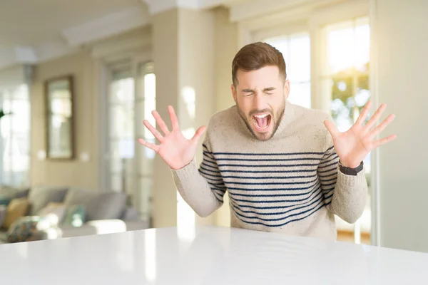 Junger Gutaussehender Mann Hause Der Verrückt Und Erfolgsverrückt Mit Erhobenen — Stockfoto