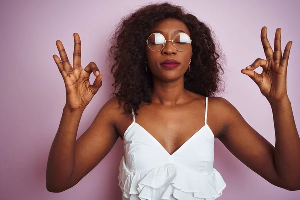 Mujer Afroamericana Joven Con Gafas Pie Sobre Fondo Rosa Aislado — Foto de Stock