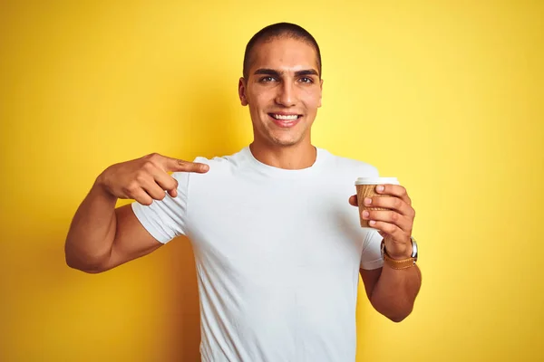 Genç Yakışıklı Adam Sarı Izole Arka Plan Üzerinde Kahve Bir — Stok fotoğraf