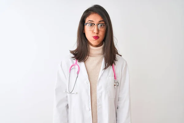 Médico Chinês Mulher Vestindo Casaco Estetoscópio Rosa Sobre Fundo Branco — Fotografia de Stock