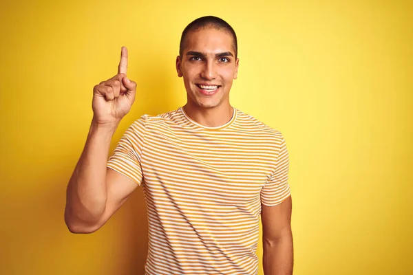 Mladý Pohledný Muž Oblečený Pruhovaného Trička Přes Žlutý Izolovaný Podklad — Stock fotografie