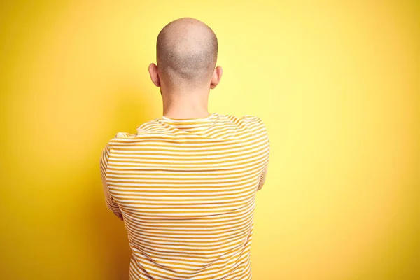 Jovem Careca Com Barba Vestindo Casual Listrado Shirt Sobre Amarelo — Fotografia de Stock