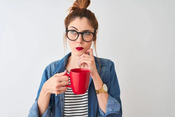 Joven Hermosa Pelirroja Bebiendo Taza Café Sobre Fondo Blanco Aislado — Foto de Stock