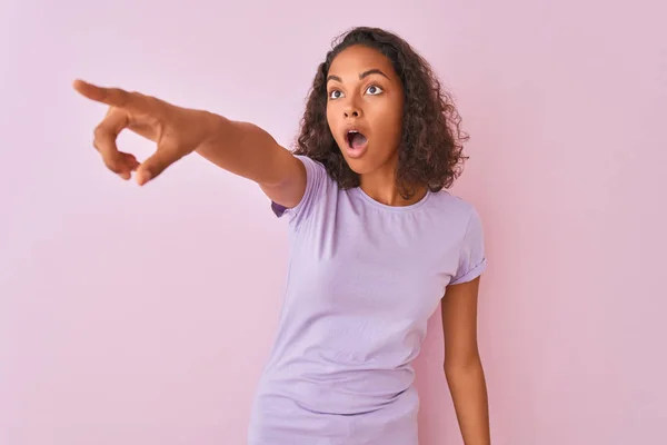 Giovane Donna Brasiliana Indossa Shirt Piedi Sopra Isolato Sfondo Rosa — Foto Stock