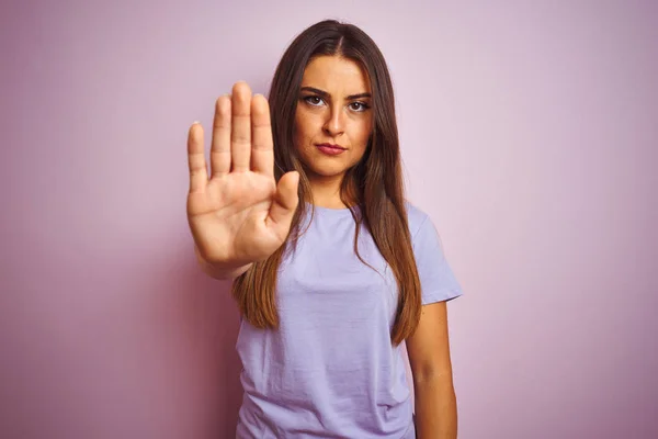 Ung Vacker Kvinna Bär Casual Shirt Stående Över Isolerade Rosa — Stockfoto