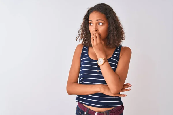 Mujer Brasileña Joven Con Camiseta Rayas Pie Sobre Fondo Blanco — Foto de Stock