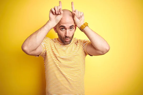 Jovem Careca Com Barba Vestindo Shirt Listrada Casual Sobre Fundo — Fotografia de Stock