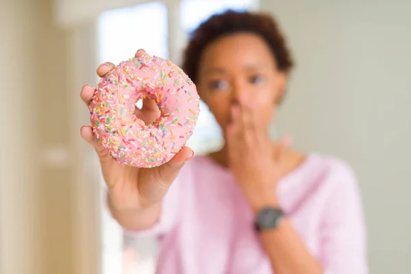 Joven Mujer Afroamericana Comiendo Rosado Azúcar Donut Cubrir Boca Con —  Fotos de Stock