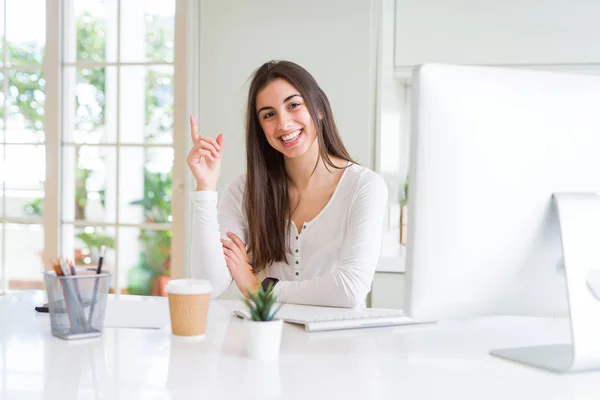 Hermosa Joven Que Trabaja Con Una Computadora Con Una Gran — Foto de Stock