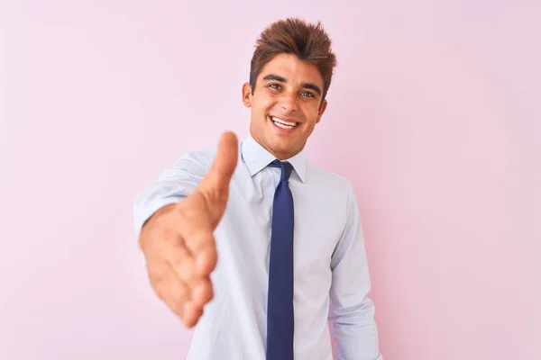 年轻英俊的商人穿着衬衫和领带站在孤立的粉红色背景微笑友好提供握手作为问候和欢迎 成功的业务 — 图库照片