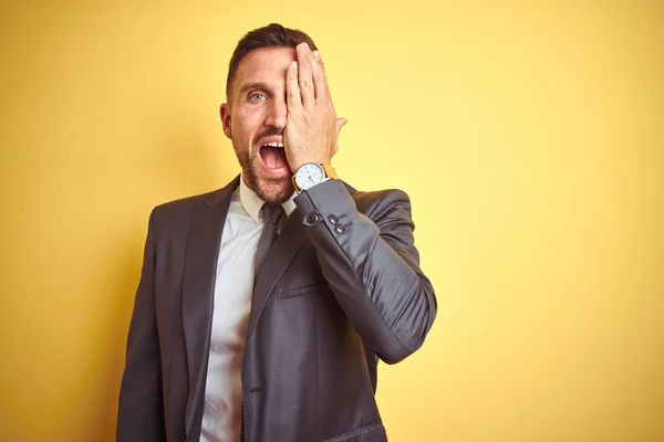 Joven Hombre Negocios Guapo Sobre Fondo Aislado Amarillo Que Cubre —  Fotos de Stock