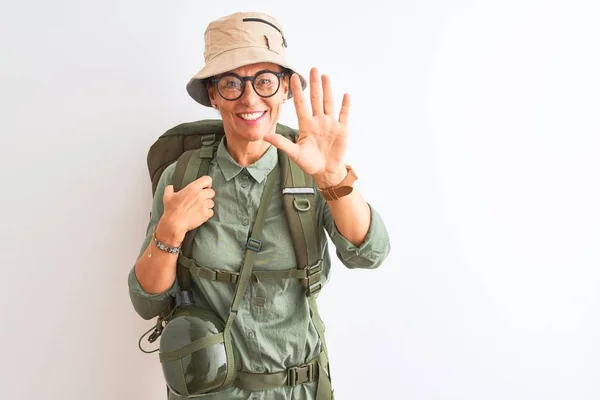 Wanderin Mittleren Alters Mit Rucksack Kantinenbrille Auf Isoliertem Weißem Hintergrund — Stockfoto