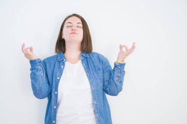 Beyaz izole arka plan üzerinde Genç güzel artı boyutu kadın dinlenmek ve gözleri parmakları ile meditasyon jest yapıyor kapalı gülümseyerek. Yoga konsepti.