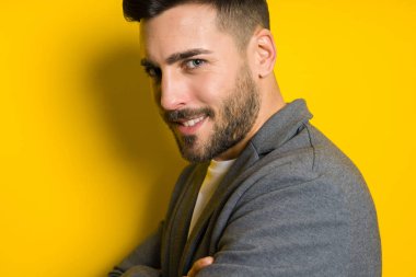Yakışıklı delikanlı possing ve izole sarı arka plan üzerinde modelleme
