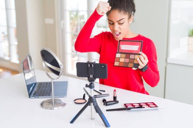 Genç Afrikalı Amerikan etki unsuru kadın kayıt öğretici rahatsız ve öfke, deli ve yükseltilmiş el, öfke kavramı ile bağırarak bağırma sinirli makyaj