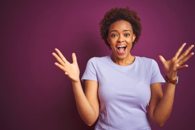 Izole mor arka plan üzerinde afro saçlı genç güzel Afro-Amerikan kadın deli kutluyor ve kollarını kaldırdı ve açık gözleri heyecan çığlık ile başarı için hayran. Kazanan kavramı