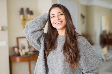 Güzel esmer kadın neşeli, mutlu ve POS görünümlü gülümseyen