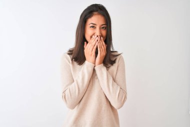 Izole beyaz arka plan üzerinde duran boğazlı kazak giyen güzel Çinli kadın gülerek ve elleri, dedikodu ve skandal kavramı ile ağız kapsayan kıkırdama utandım