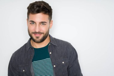 Yakışıklı delikanlı possing ve modelleme gri izole arka plan üzerinde