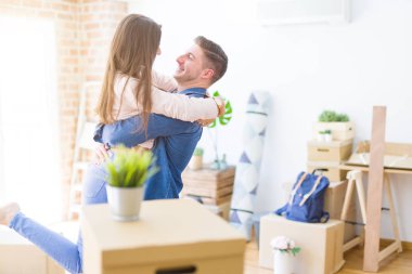 Güzel genç çift aşık, çok mutlu yeni bir eve hareket sarılma