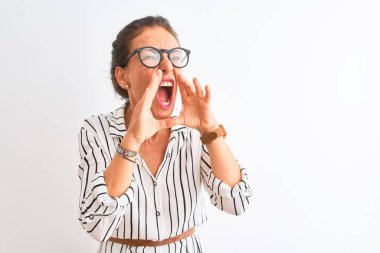 Izole beyaz arka plan üzerinde çizgili elbise ve gözlük giyen Orta yaş iş kadını ağız üzerinde elleri ile yüksek sesle öfkeli bağırarak