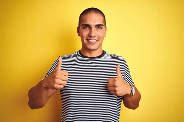 Genç Yakışıklı Adam Sarı Izole Arka Plan Başarı Işareti Üzerinde — Stok fotoğraf