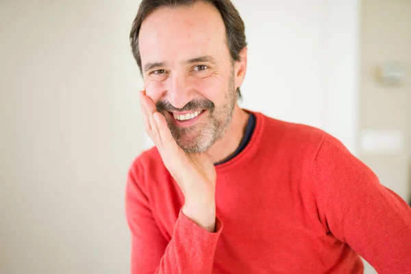 Guapo Hombre Mediana Edad Sonriendo Mirando Cámara Casa — Foto de Stock