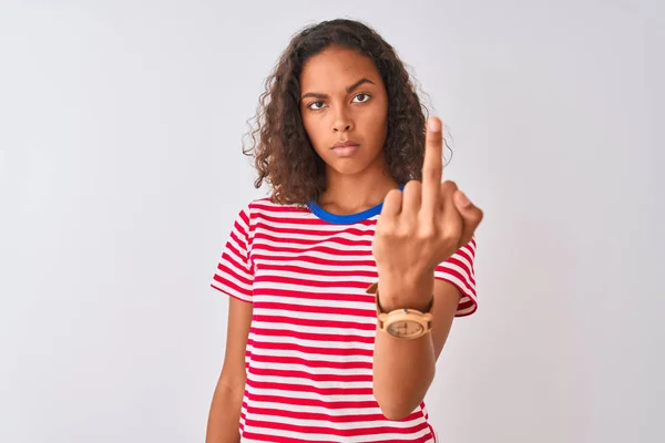 年轻的巴西妇女穿着红色条纹T恤站在孤立的白色背景显示中指 不礼貌和粗鲁的乱搞表情 — 图库照片