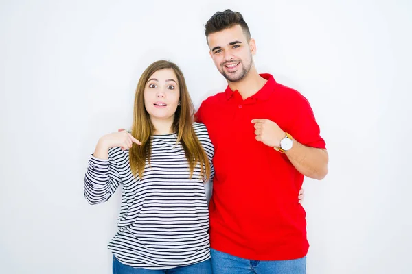 Jovem Belo Casal Abraçando Juntos Sobre Branco Isolado Fundo Com — Fotografia de Stock