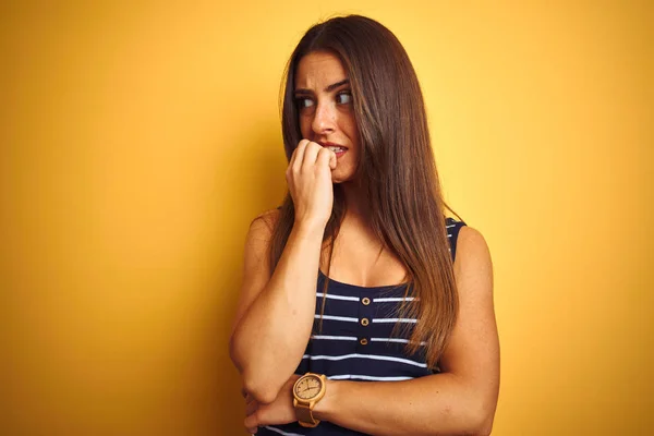 Joven Hermosa Mujer Con Camiseta Rayas Pie Sobre Fondo Amarillo —  Fotos de Stock