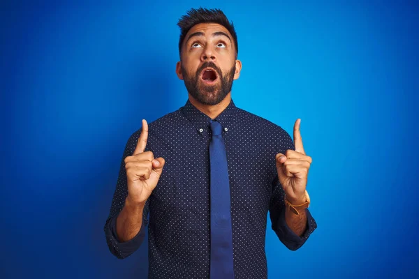 Joven Empresario Indio Con Camisa Elegante Corbata Pie Sobre Fondo —  Fotos de Stock