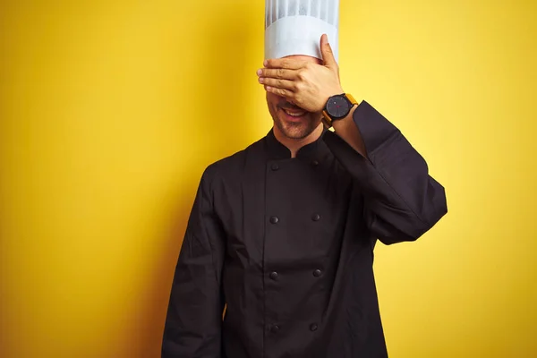Junger Koch Uniform Und Hut Der Vor Isoliertem Gelben Hintergrund — Stockfoto